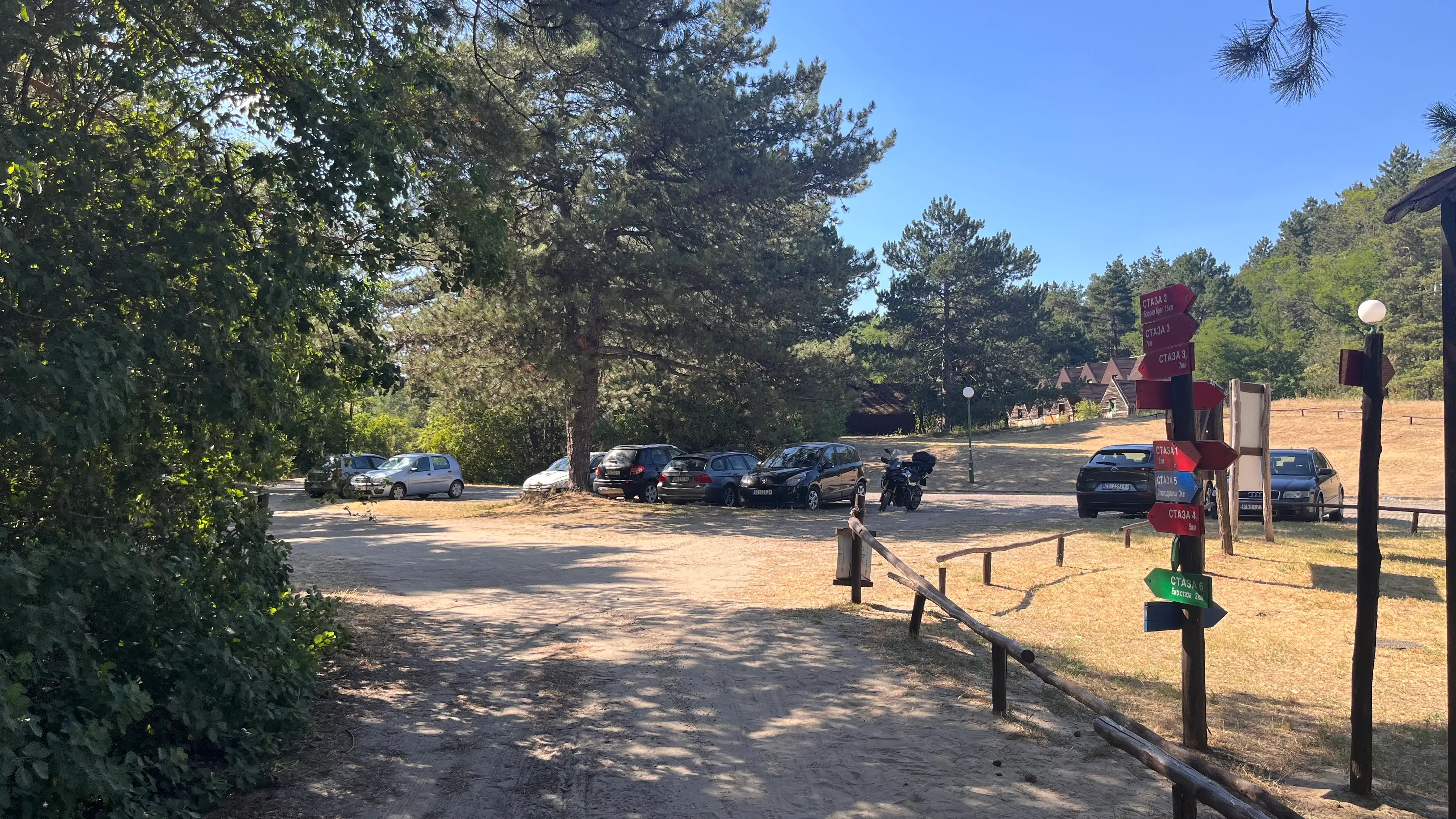 Парковка и заброшенные домики на фоне