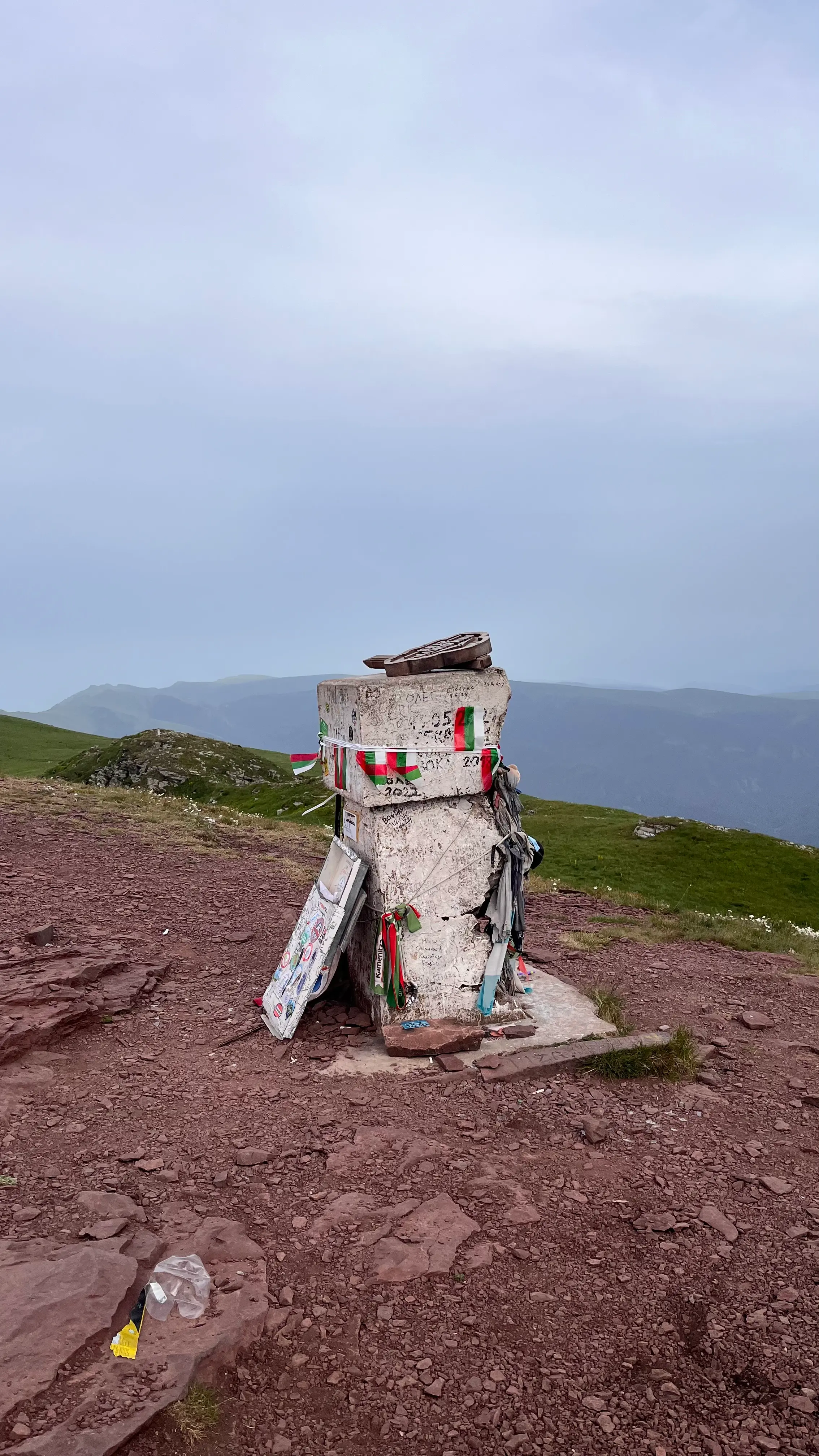 Флаги и другие вещи, оставленные туристами