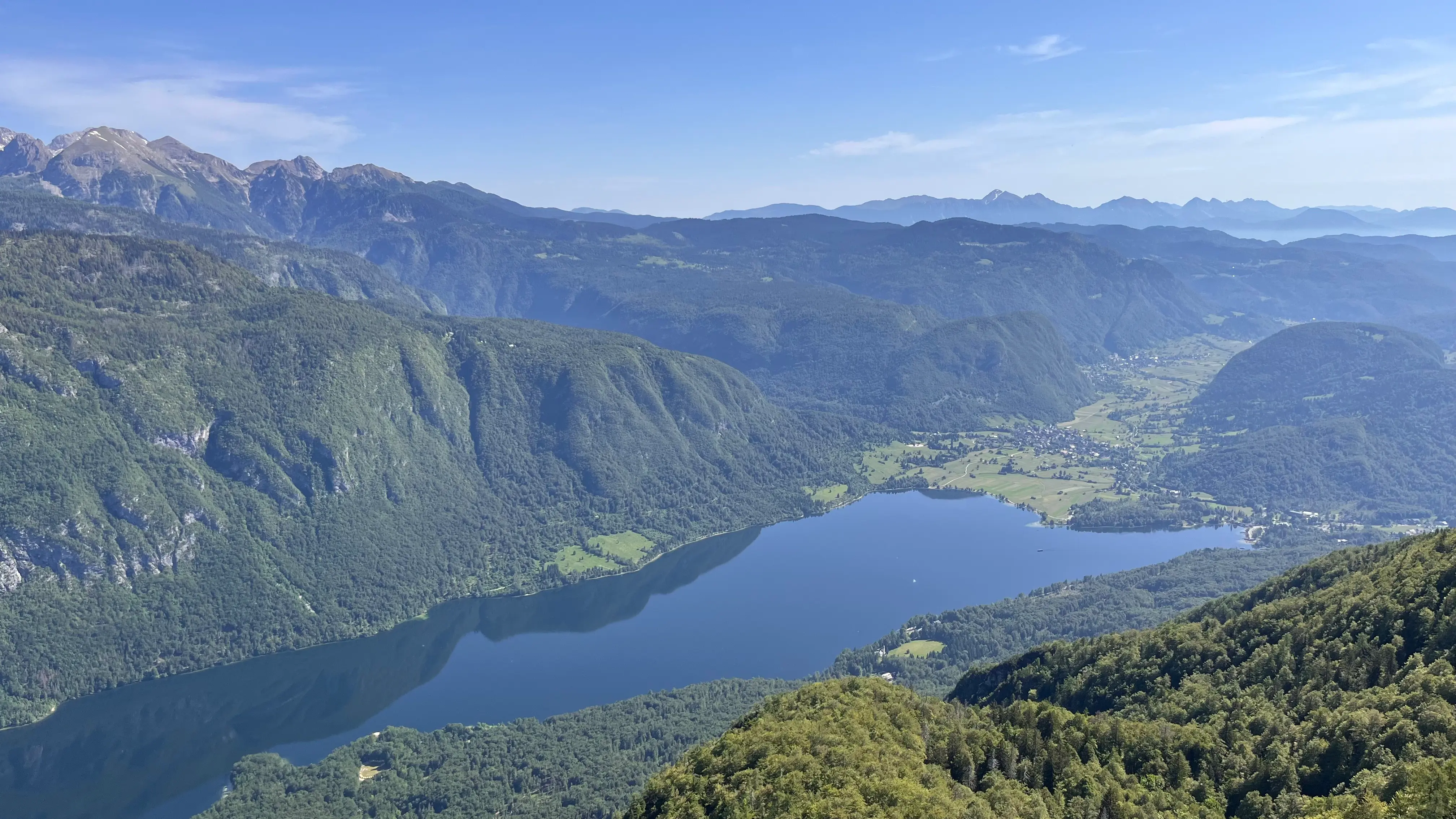 Вид на Озеро Бохинь